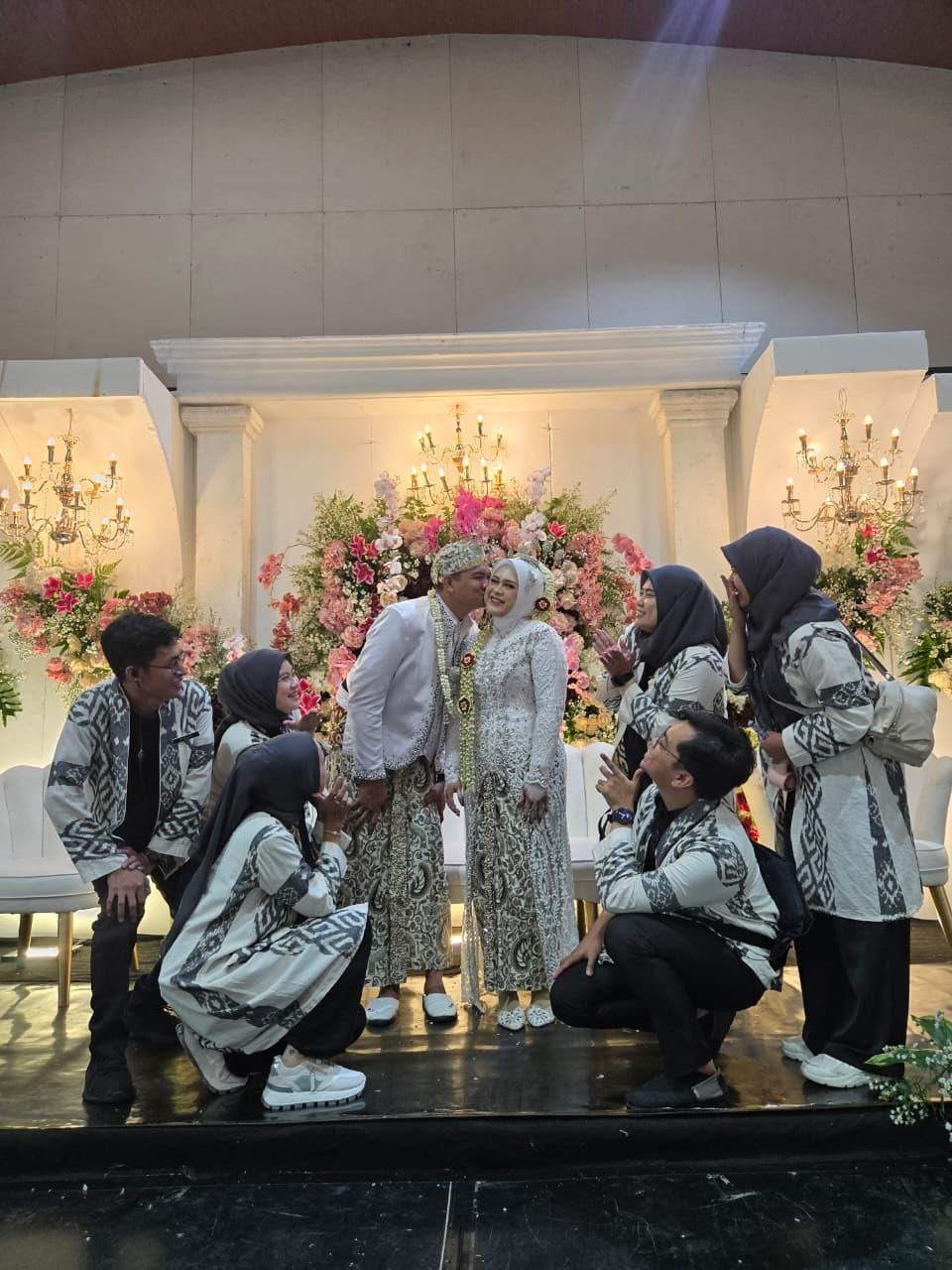 Tim Dari Kita bersama pasangan pengantin di pelaminan