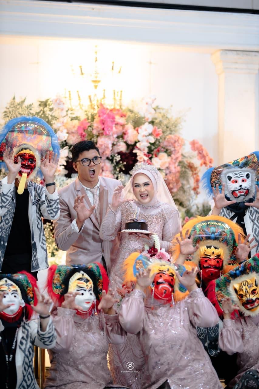 Pengantin merayakan bersama penampilan Reog Ponorogo