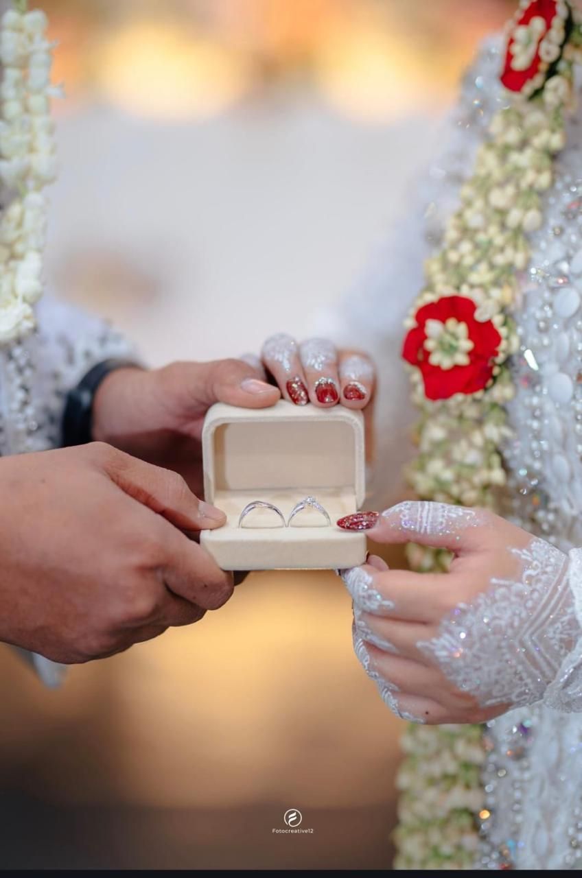 Sepasang cincin pernikahan di kotak saat prosesi