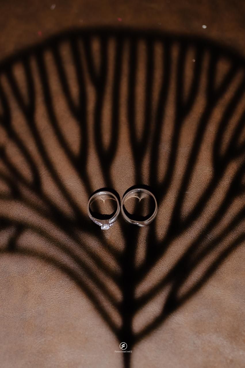 Cincin pernikahan dengan bayangan dekorasi