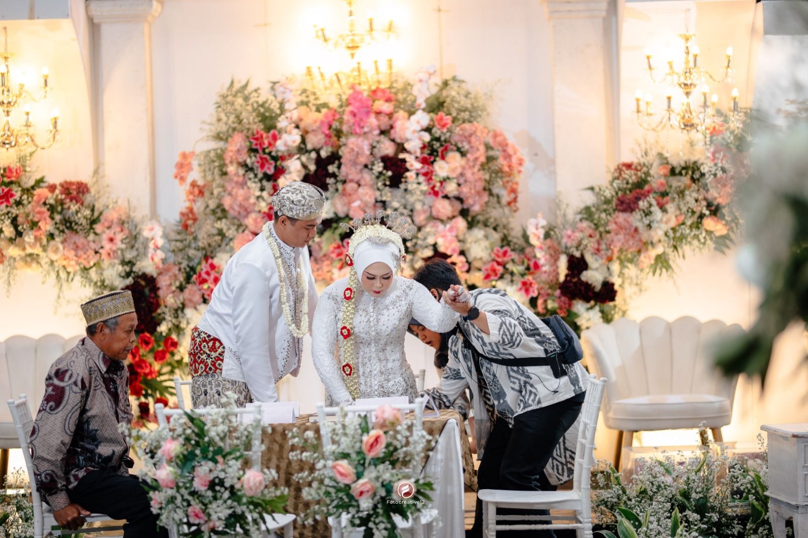 Prosesi akad nikah dengan dekorasi bunga